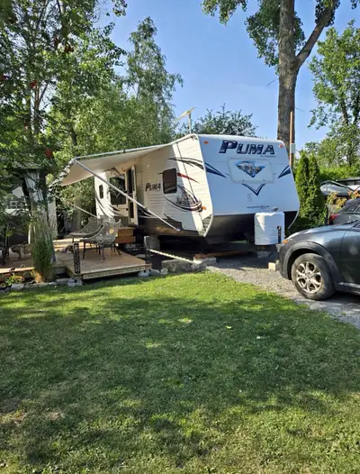 Magnifique roulotte Puma 30RKSS 2015, située au camping Coolbreeze à Saint-Bernard-de-Lacolle. Un en...