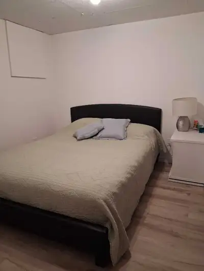 Lit avec matelas de 60" Queen avec sa base de lit., View more