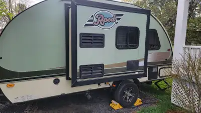 Vous cherchez une roulotte légère, polyvalente et prête à partir dès demain ? Ce R-Pod RP176T 2016 e...