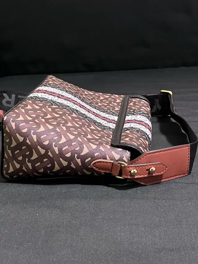 Burberry crossbody bag in Women's - Bags & Wallets in City of Toronto - Image 6