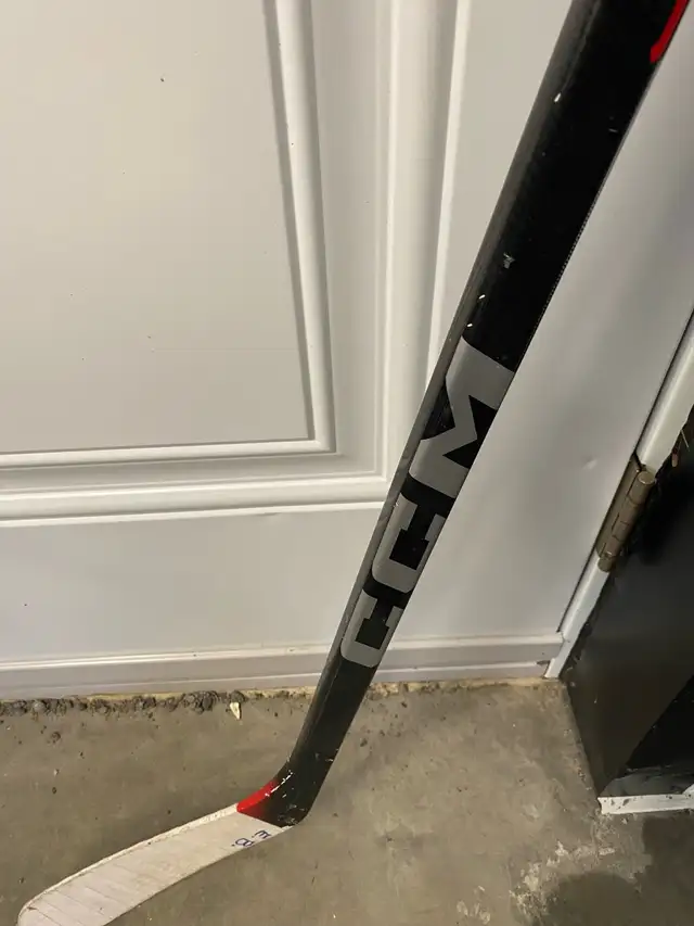 like new youth righty hockey stick  in Hockey in Ottawa - Image 4