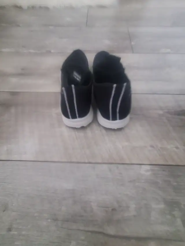 BRAND NEW BREATHABLE RUNNERS. Size 43. in Men's Shoes in Saskatoon - Image 5