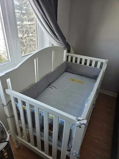 Pottery Barn crib with mattress, excellent condition. Barley used. Pickup in Brampton