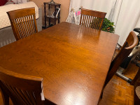 Table à salle à manger avec chaises
