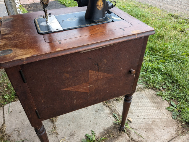 Singer 1936 vintage in Arts & Collectibles in St. Catharines