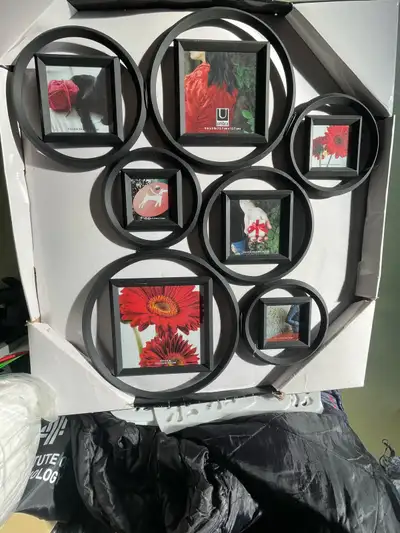 Spruce up your memories with this gently used Umbra Luna METAL photo frame! Aprox 16x20 inches Black...