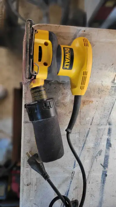 This is a DeWalt palm sander that is great for all your small sanding projects. This item was barely...