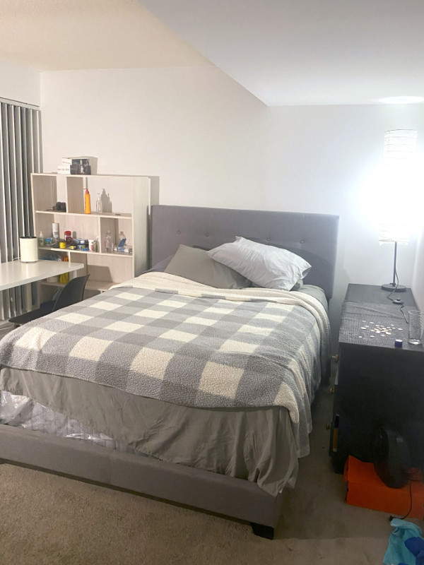 Bedroom for Rent in Downtown Luxury Condo in Room Rentals & Roommates in City of Toronto