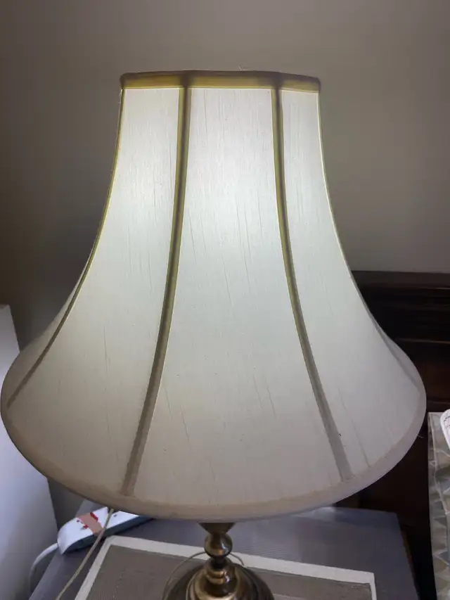 Vintage Brass Table Lamp w/Bell Shape Lampshade in Indoor Lighting & Fans in City of Montréal - Image 5