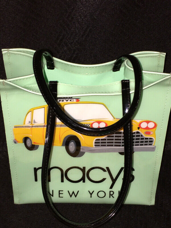 Macy's New York Yellow Taxi Vinyl Tote / lunch bag  8 inch in Women's - Bags & Wallets in Mississauga / Peel Region - Image 3