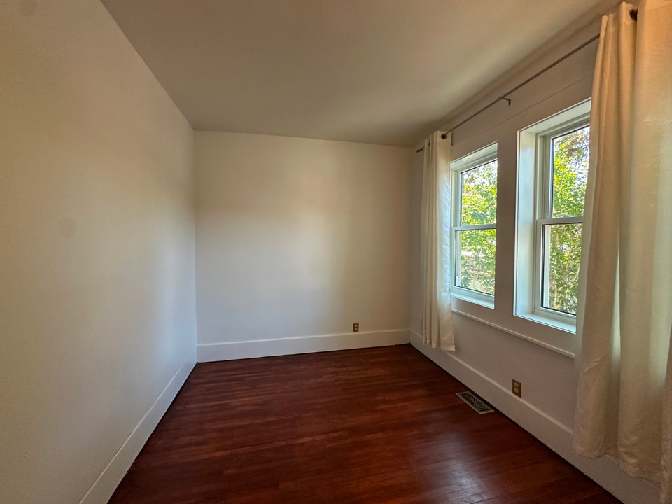 Three Bedroom Renovated Walkerville apartment 5