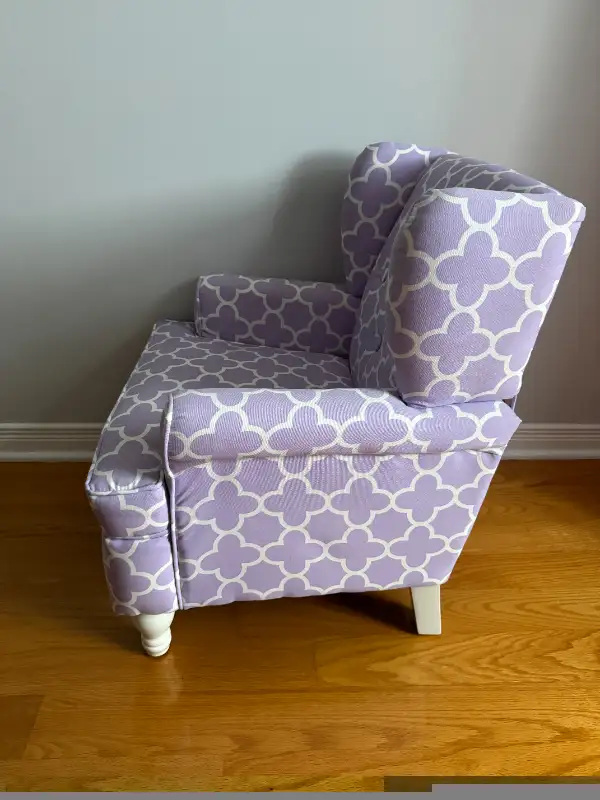 Upholstered Accent Chair for Nursery/Toddler Room in Chairs & Recliners in Laval / North Shore - Image 4
