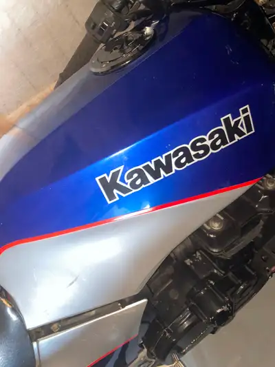 1984 Kawasaki gpz 900r, good condition carbs are clean just need to be installed. Needs battery fres...