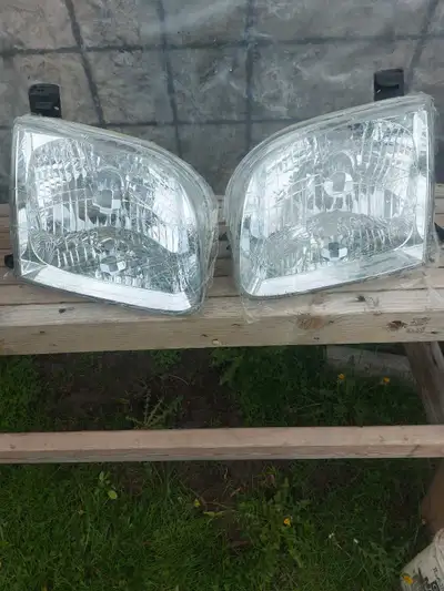 Brand new Eagle eyes headlights Fit 01-04 Toyota Tundra double cab and 01-04 Toyota Squia