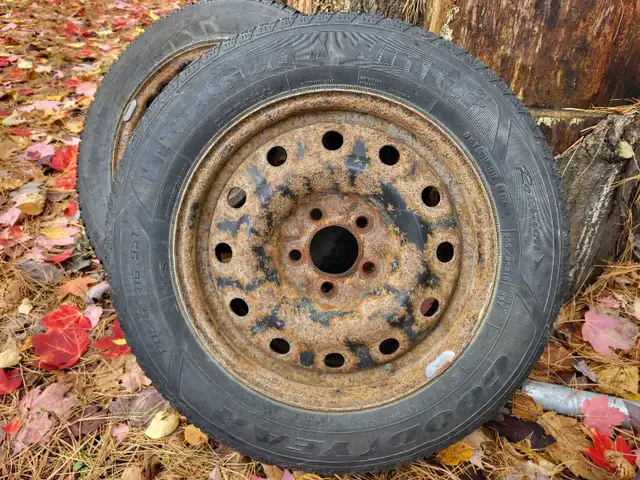 4 pneus d'hiver sur rims + 1  (2x 215/60 R16  3x 205/65 R16) in Tires & Rims in Laval / North Shore - Image 9