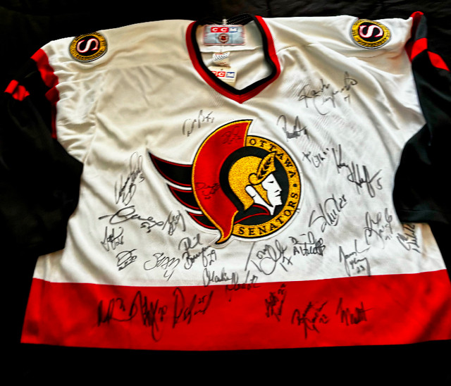 Team signed, Senators Jersey & 2 caps in Hockey in Ottawa