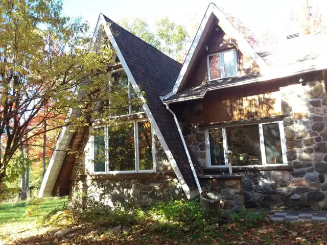 BEAUTIFUL SCANDINAVIAN HOME FOR SALE IN SAINT-CALIXTE, DEAD-END STREET
