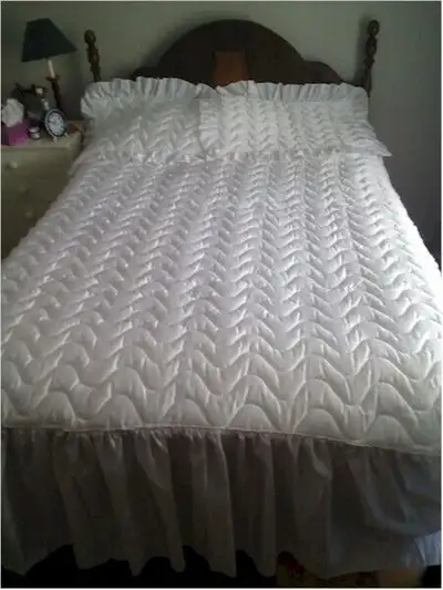 ***White Satin Double Sz Bed Comforter With Shams****, View more