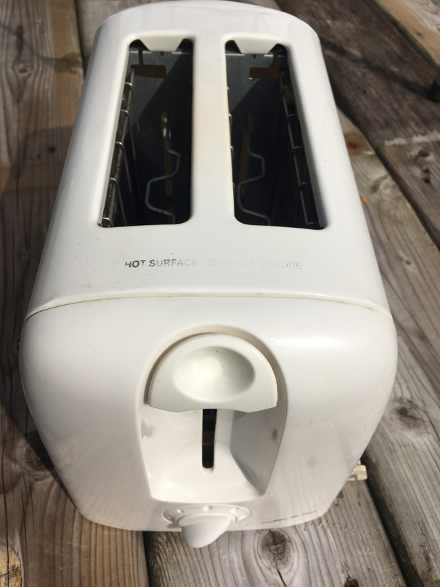 Toaster in Toasters & Toaster Ovens in Brockville - Image 2