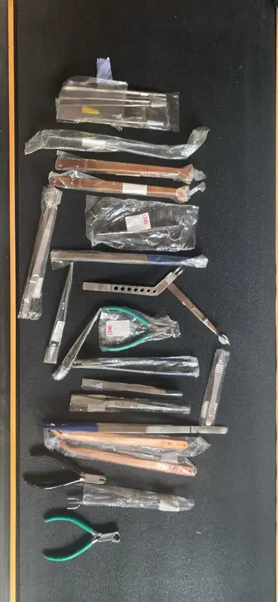 I hace Lot of över 30 pcs Jewelry & Watch repair tools such as BRASS holders, pliers & tweezers & Wa...