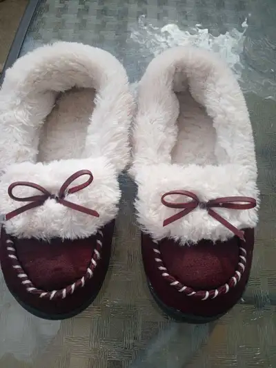 womans slipper shoes size 8 to 9, View more