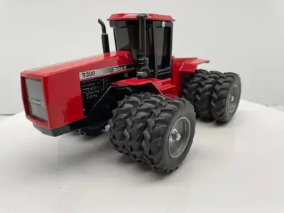 1/32nd CASE IH 9390 4wd tractor produced by SCALE Models in 1997. This is the Collector Edition vers...