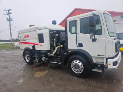 Elgin whirldwind road sweeper. 2016. 42 000 km. Good tires. New fan. Run good. Price 66 000$ can