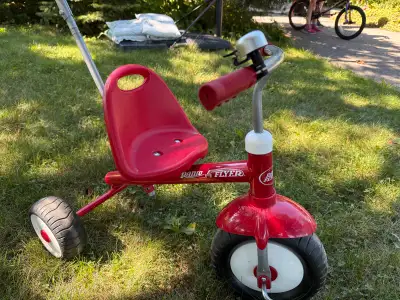 This is a classic Radio Flyer tricycle, perfect for your little one's early adventures! This tricycl...
