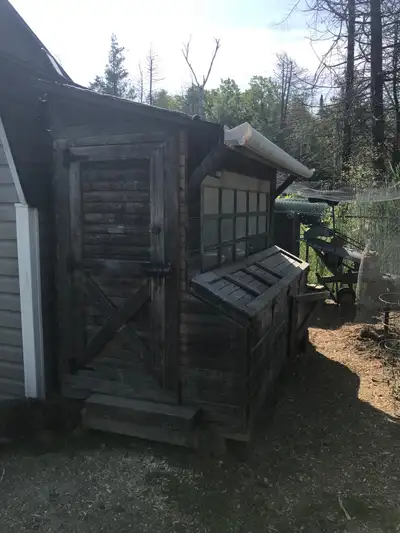 Chicken coop designed for up to 8 birds. Complete with gravity feeder, three nesting boxes, insulate...