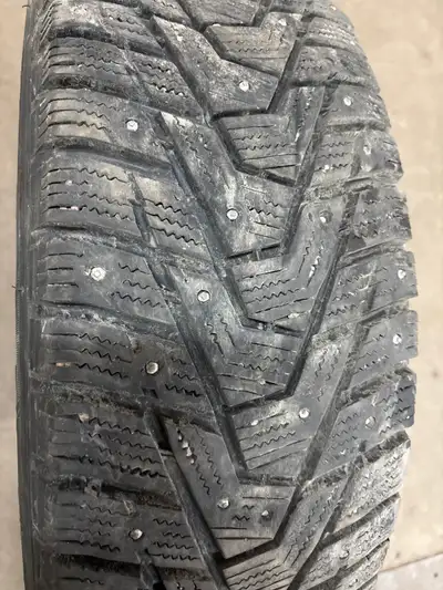 4 pneus d'hiver P215/70/16 100T Hankook Winter i*Pike X 38.5% d'usure, mesure 8-6-7-8/32, à clous 21...
