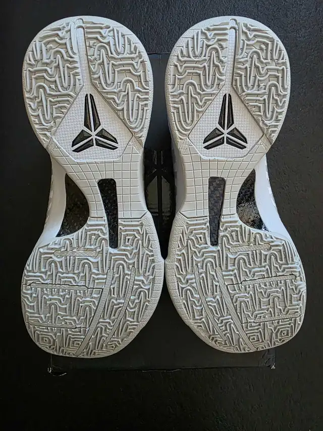 Kobe 5 Zebra size 8 in Men's Shoes in Mississauga / Peel Region - Image 7