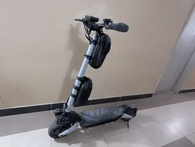 Circooter Raptor Pro High Performance Commuter eScooter - Maximum Range Up to 50 KM (eco) Up to 30 K...