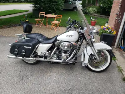 2004 HD Road King pearl white many extras 2 seats HD cover