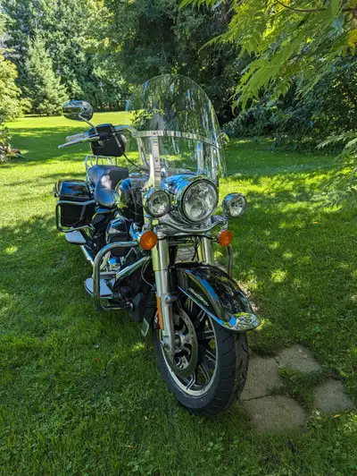 2017 Harley-Davidson Road King. 18,000 kilometers. Color is black. New battery, new tires and new oi...