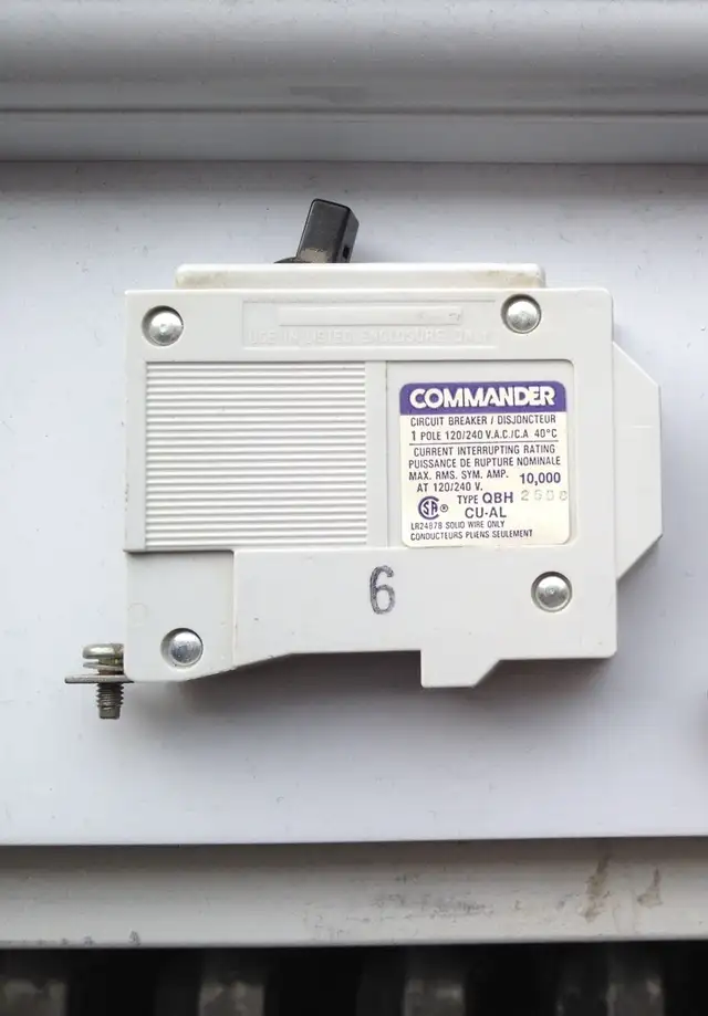 1 DISJONCTEUR-CIRCUIT BREAKER SYLVANIA 15 AMP in Electrical in West Island - Image 2