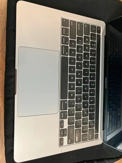 MacBook Pro Laptop - 2020 1.4 GHz Quad-Core Intel i5 8 GB of Ram / HD = 256 Gb / Intel Iris Plus Gra...