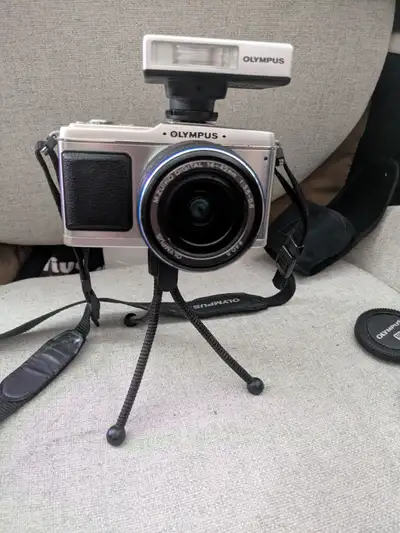 Olympus E-P1 Appareil photo reflex numérique 12,3 MP avec stabilisation d'image et écran LCD 3" et o...