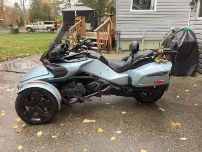 2021 Can am spyder F3T. Glacier blue New tires and brakes. (May5). Tinted windshield plus clear one....