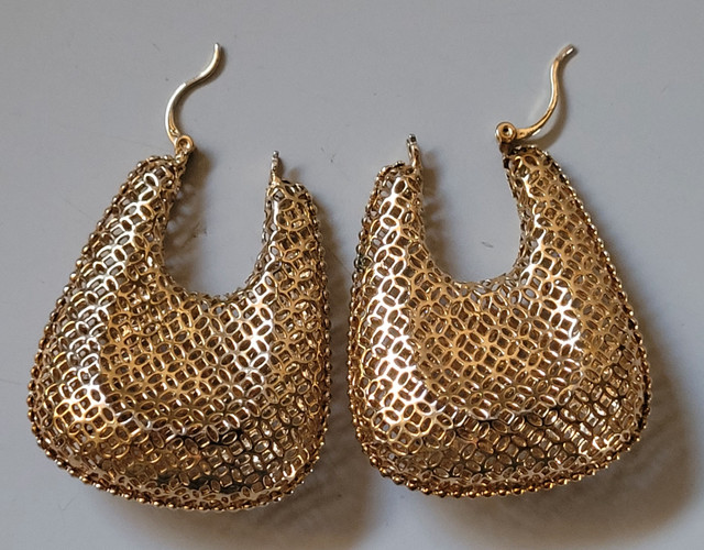 Gold Tone Handbag Shaped Filigree Hoop Earrings in Jewellery & Watches in Oshawa / Durham Region