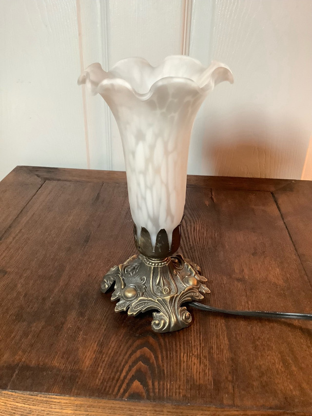 White Frosted Lily Accent Table Lamp w Ornate Metal Base  in Indoor Lighting & Fans in Belleville - Image 3