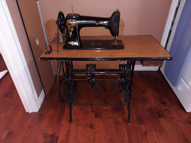 Antique singer sewing machine in Arts & Collectibles in St. John's - Image 2
