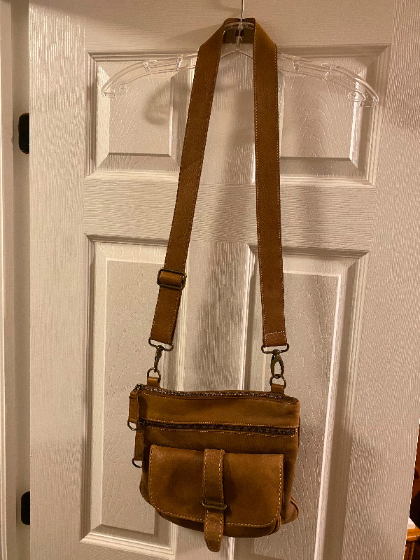 Roots Side Saddle bag/purse in Women's - Bags & Wallets in Ottawa