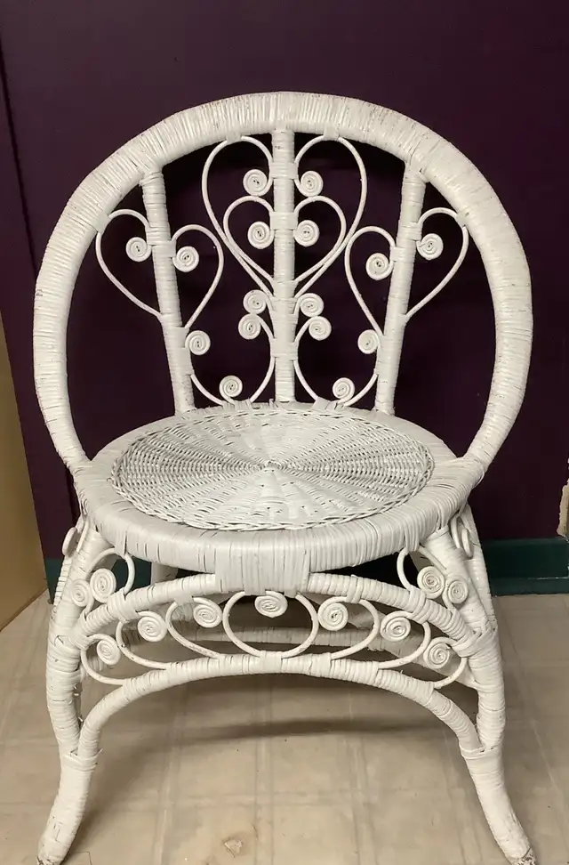 meuble en rotin blanc pour faire chambre romantique, in Other in Sherbrooke - Image 3