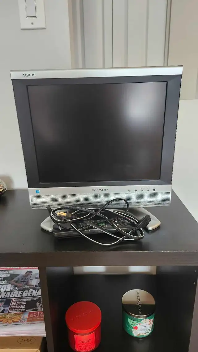 télévision Sharp 15 pouces in TVs in Gatineau - Image 2