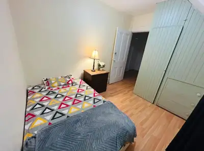 Room Available Immediately (preferrably girl). Downtown Sydney on Douglas St. Shared house in a grea...