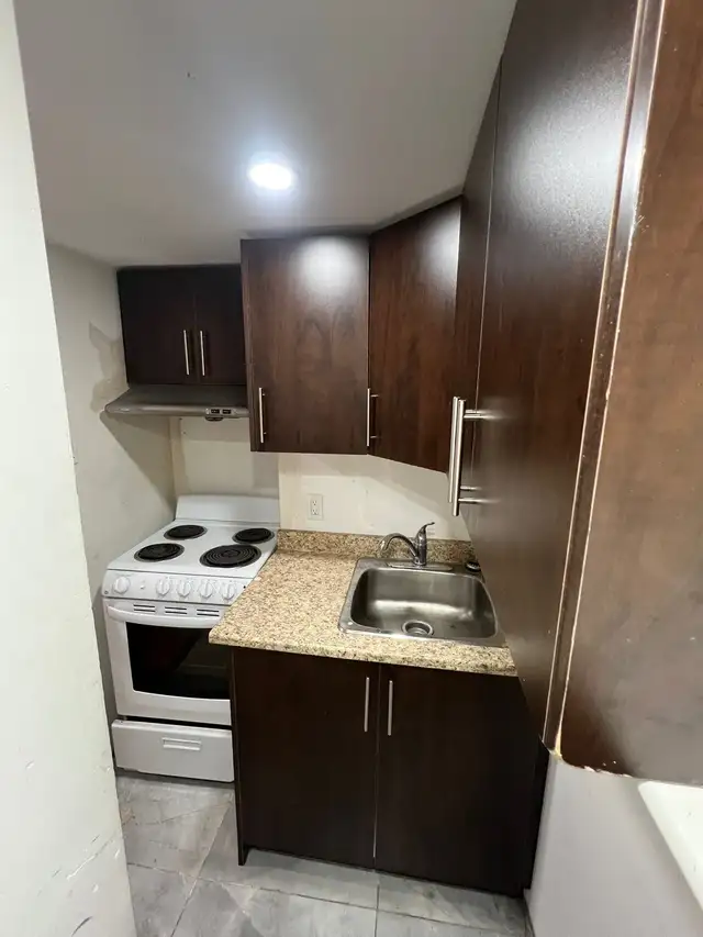 private room with private kitchen and washroom in Room Rentals & Roommates in Mississauga / Peel Region - Image 4