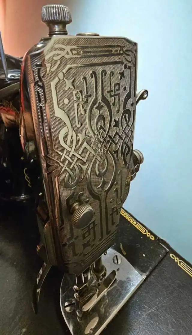 singer featherweight sewing machine 221 in Hobbies & Crafts in Saskatoon - Image 6