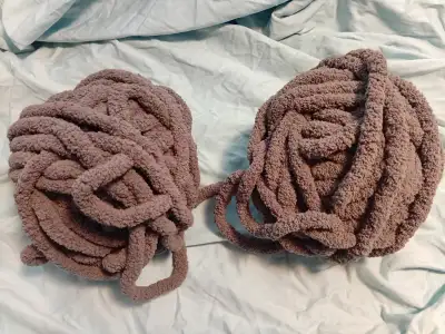 • 2 balls (no label and rolled into balls) • dark gray colour • jumbo weight • 97 yards • polyester...