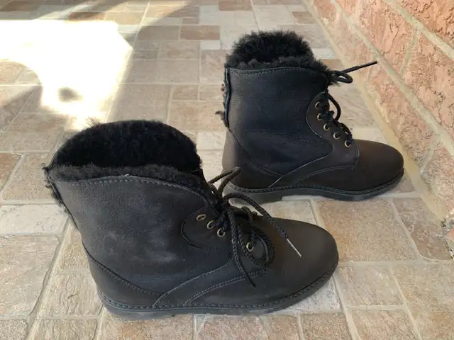 Woman black leather boots Size 6 1/2 in Women's - Shoes in City of Toronto - Image 3