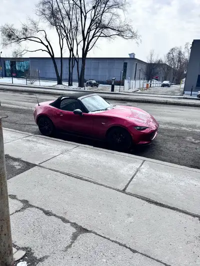 Hello, I'm transferring my lease. 2024 Mazda MX5 GS-P with 19500 km. It's red with a black interior....